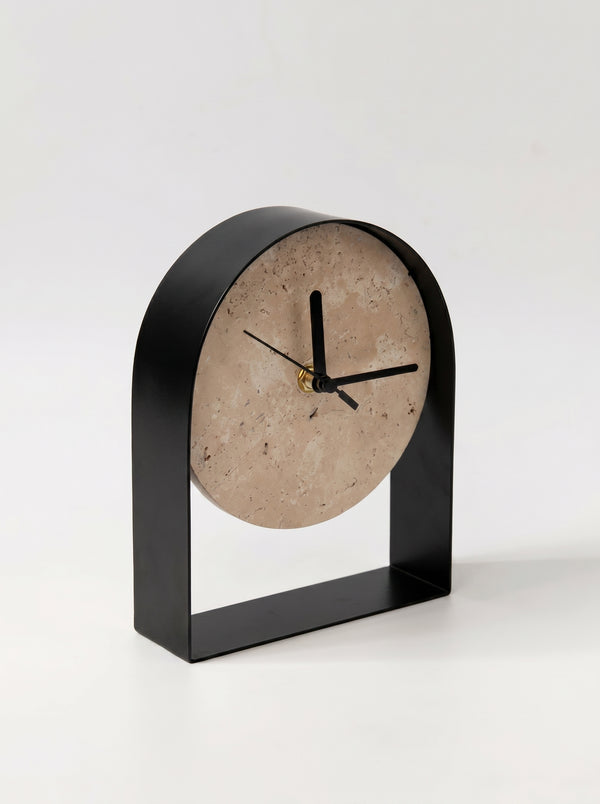 Horloge à poser design en pierre et métal – Arche