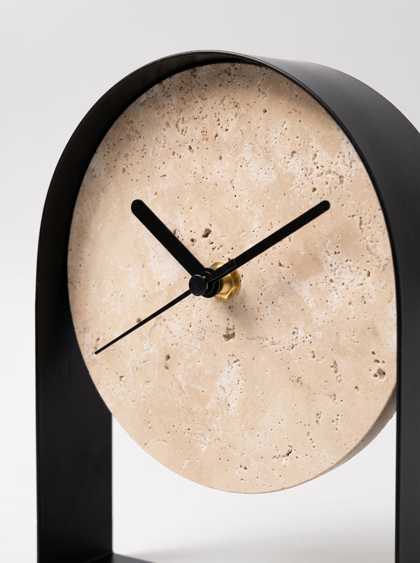 Horloge à poser design en pierre et métal – Arche