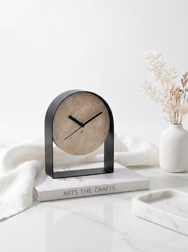 Horloge à poser design en pierre et métal – Arche